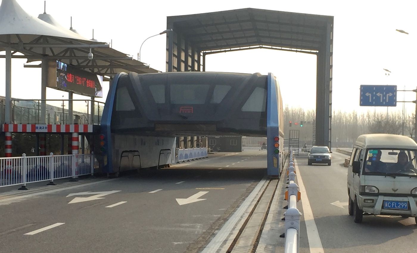 Straddling Bus