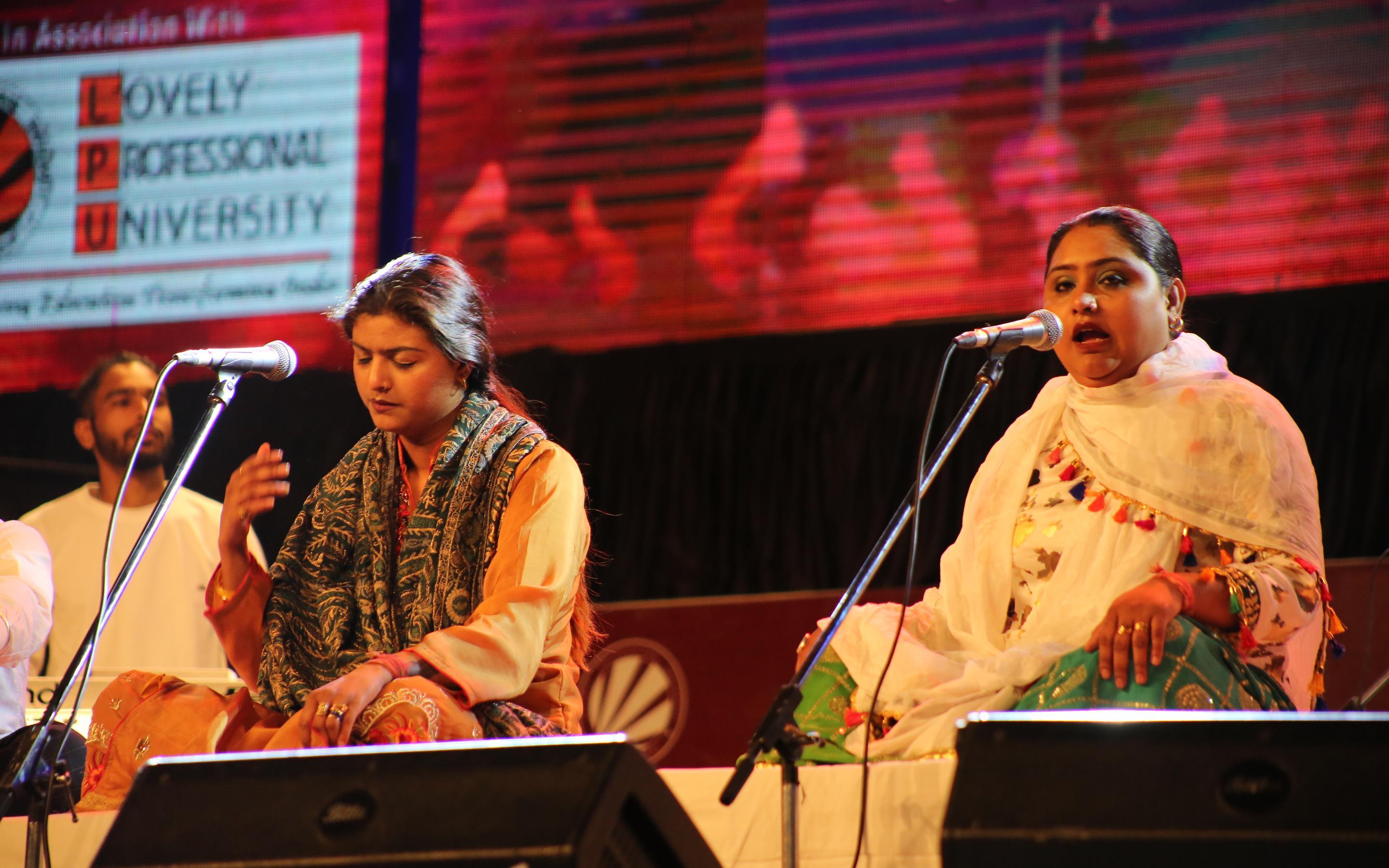 Nooran Sisters (4)