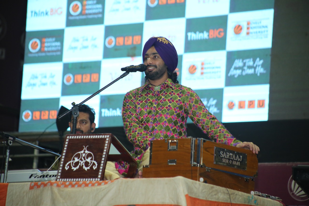 Sufi-singer-Satinder-Sartaaj-mesmerising-the-teachers-and-the-students-through-his-spectacular-live-performance-during-celebration-of-National-Teachers-Day-at-LPU-campus-2