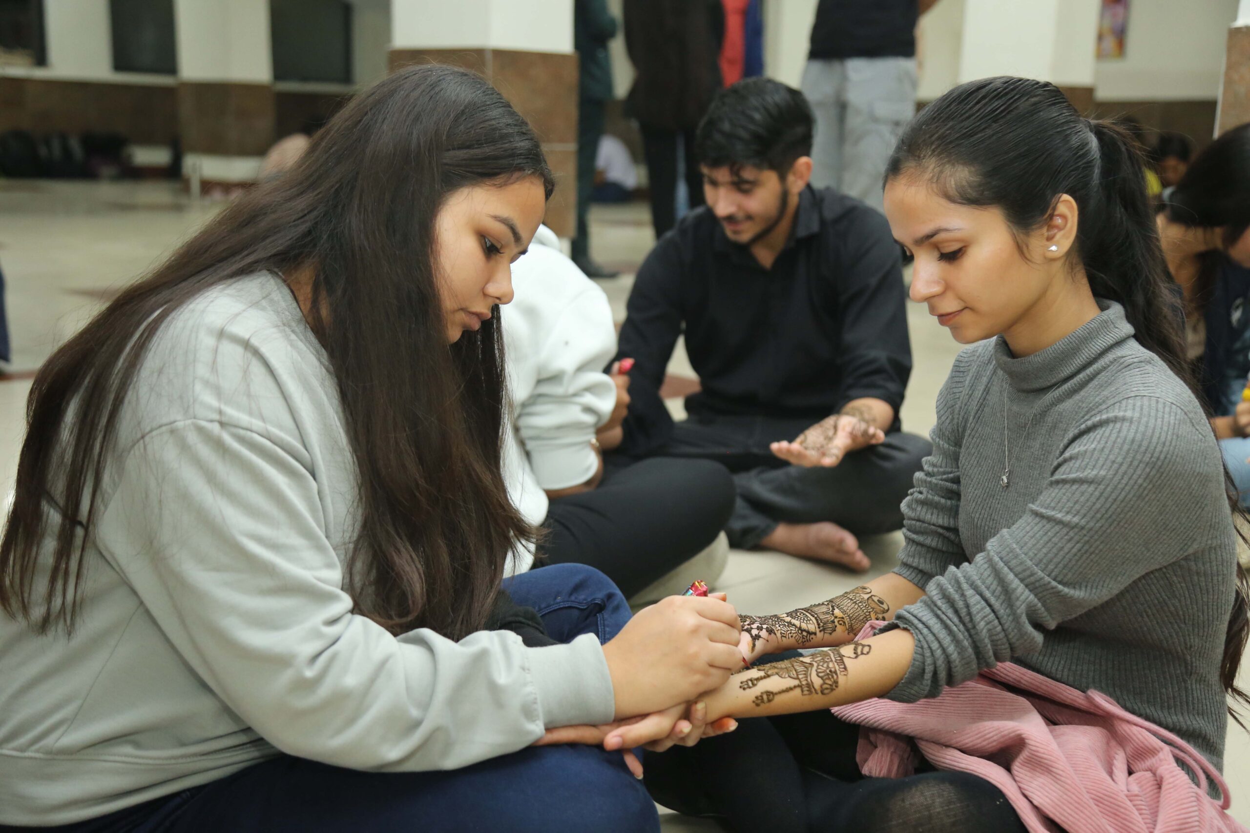 Students-of-LPU-participating-in-mehndi-competition-during-concluding-day-of-mega-cultural-fest-‘Spectra-at-LPU-campus-1