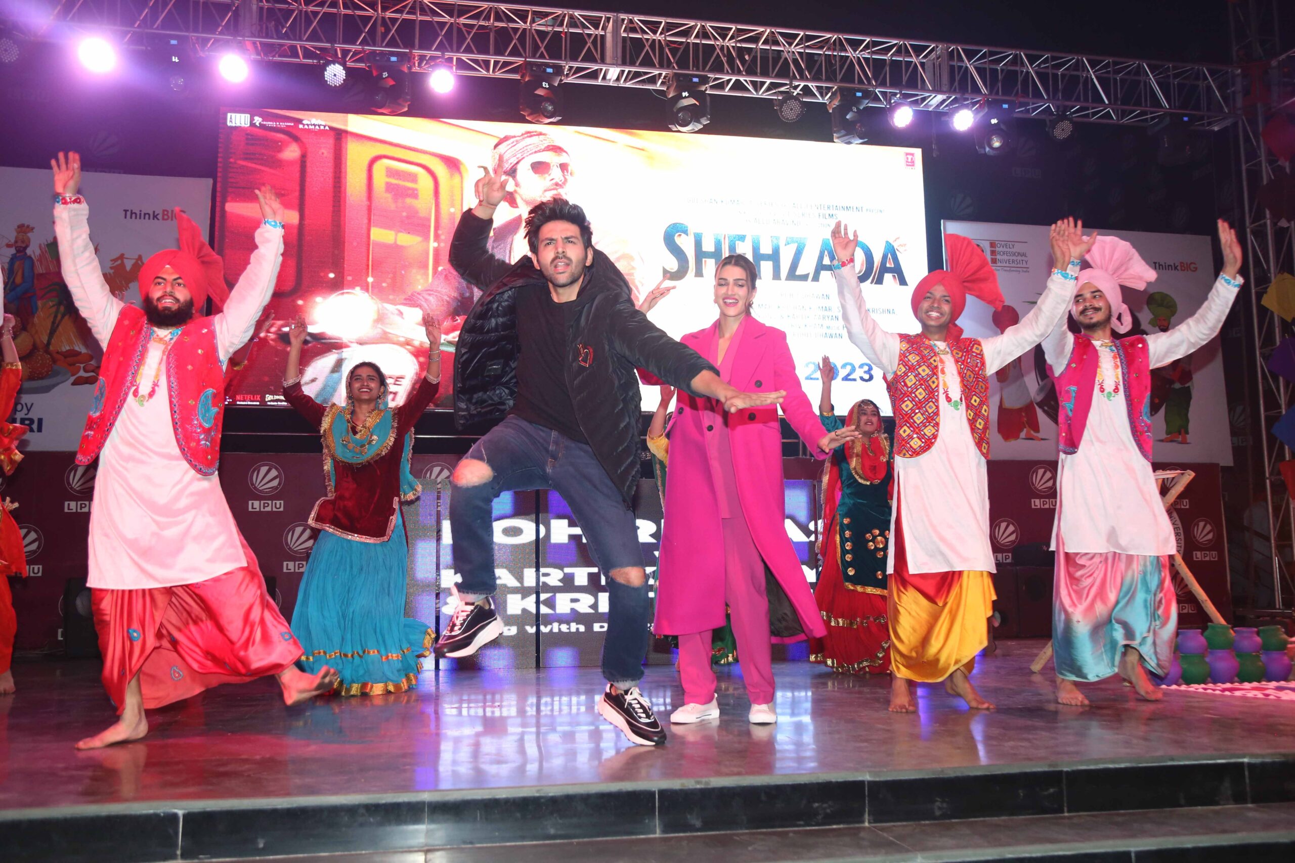 Bollywood Stars Kartik Aaryan & Kriti Sanon celebrating Lohri Festival at LPU Campus (9)