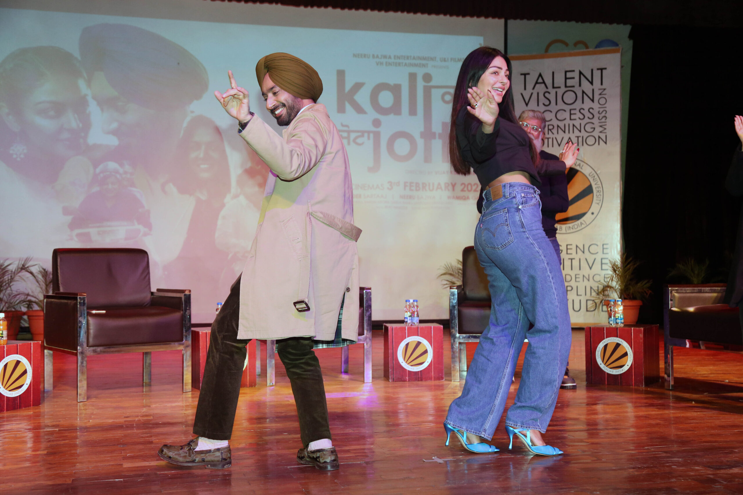 Pollywood-stars-Satinder-Sartaj-and-Neeru-Bajwa-dancing-on-punjabi-beats-at-LPU-campus-1