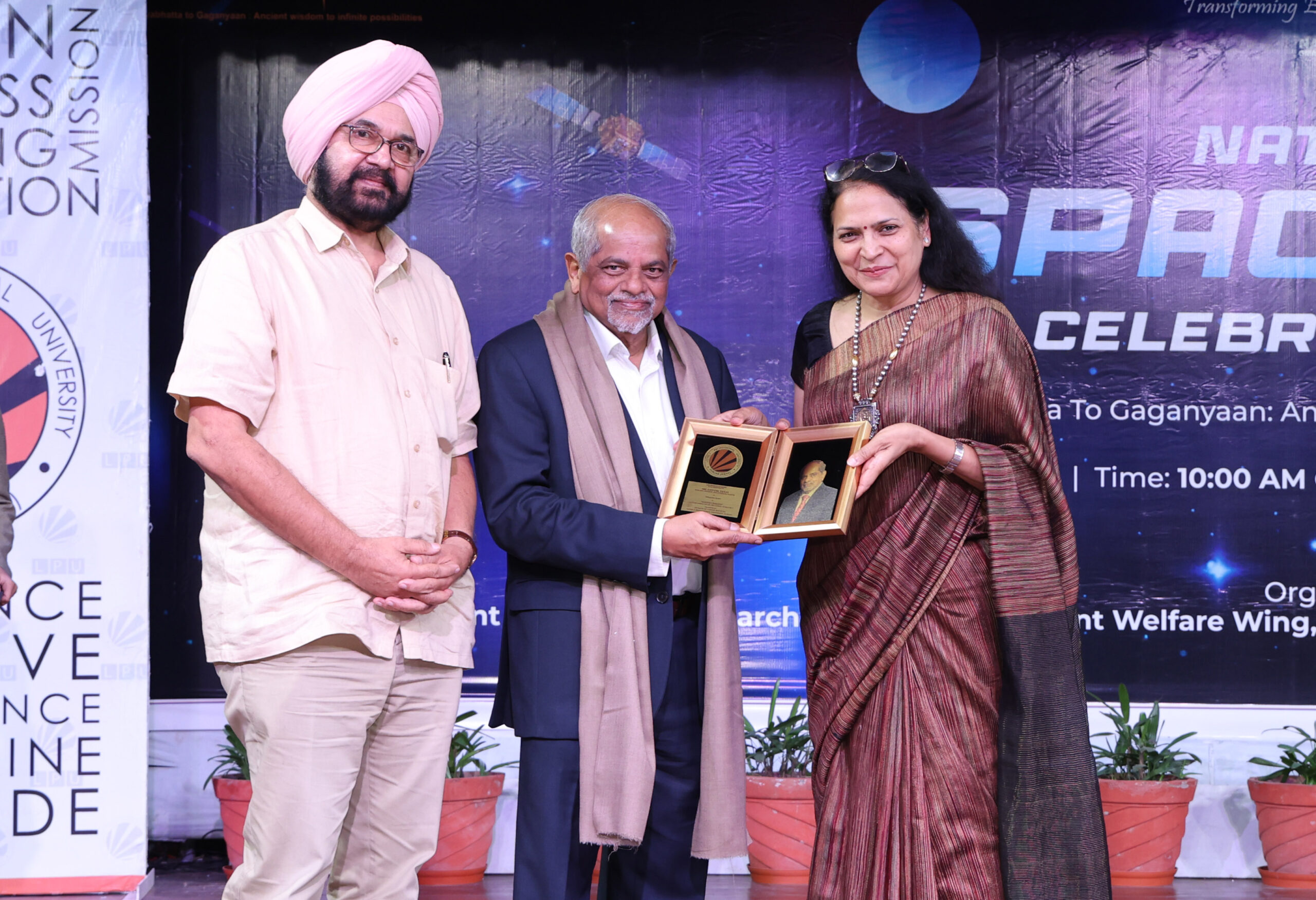 LPU Pro-Chancellor Dr Rashmi Mittal & VC Dr Jaspal Singh Sandhu, honouring the Chief Guest, Ashank Desai, Founder & Chairman of Mastek Ltd. & Co-founder of NASSCOM at LPU